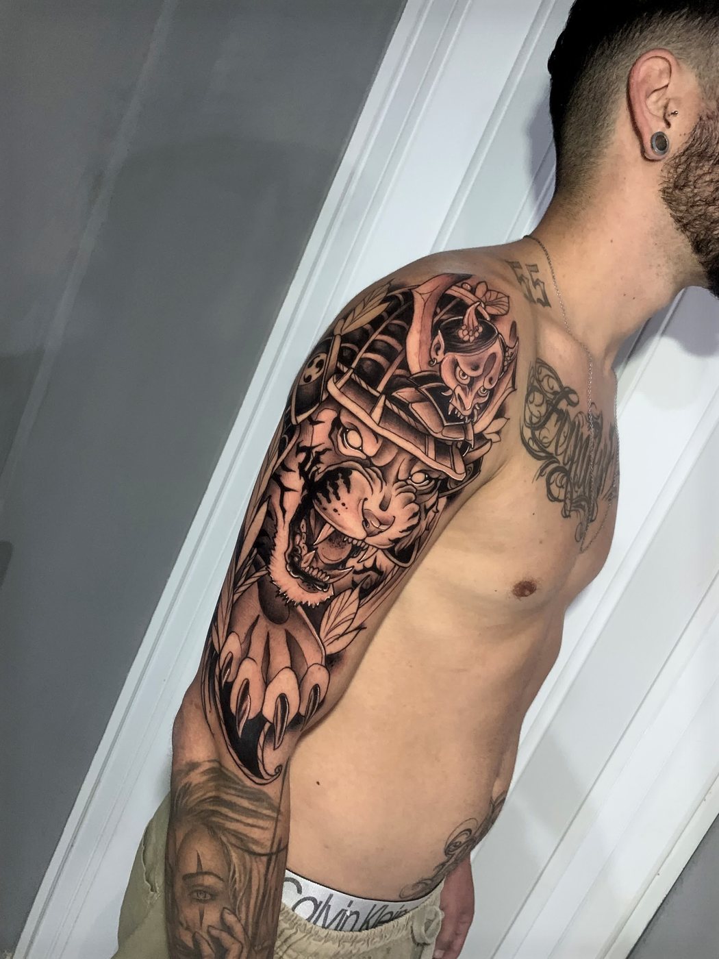 Tigre com máscara samurai — peça em desenvolvimento