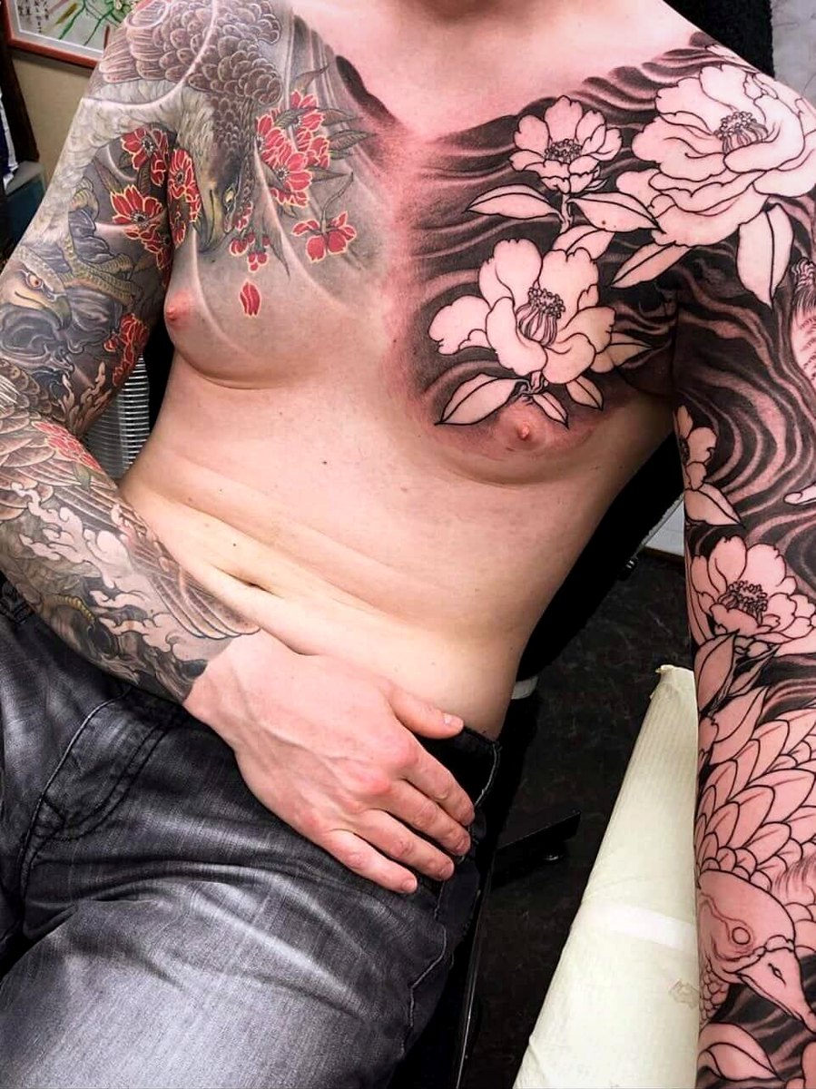 Peônias e ondas — composição clássica do Irezumi